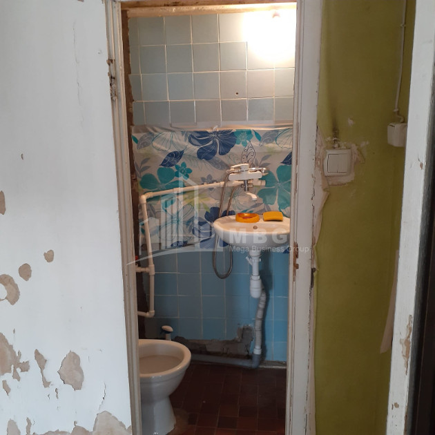 For Sale Old building Flat On Z. Panaskertel Street, საბურთალო