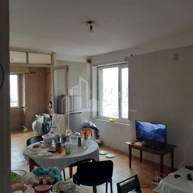 For Sale Old building Flat On Z. Panaskertel Street, საბურთალო