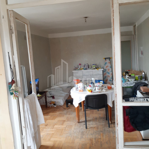 For Sale Old building Flat On Z. Panaskertel Street, საბურთალო