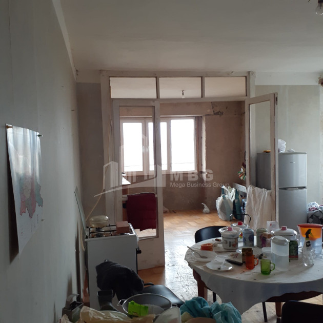 For Sale Old building Flat On Z. Panaskertel Street, საბურთალო