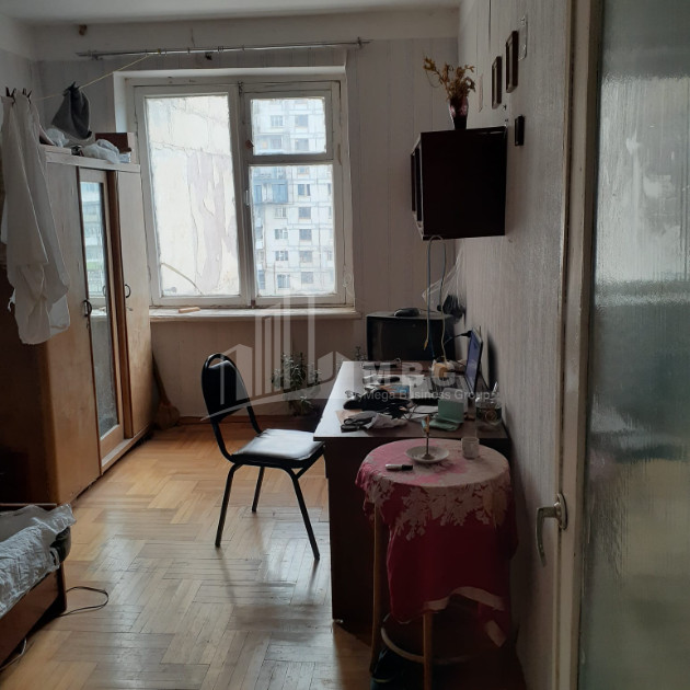 For Sale Old building Flat On Z. Panaskertel Street, საბურთალო