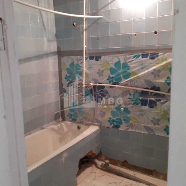 For Sale Old building Flat On Z. Panaskertel Street, საბურთალო