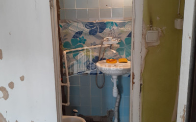 For Sale Old building Flat On Z. Panaskertel Street, საბურთალო