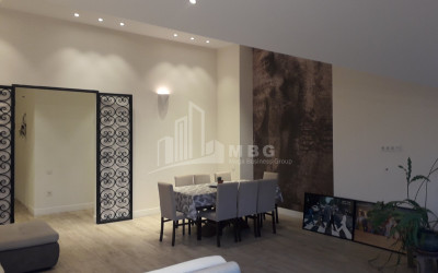 For Sale Flat On Street Al. Kutateladze, საბურთალო