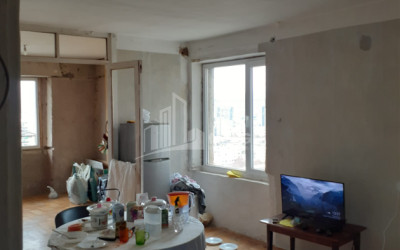 For Sale Old building Flat On Z. Panaskertel Street, საბურთალო