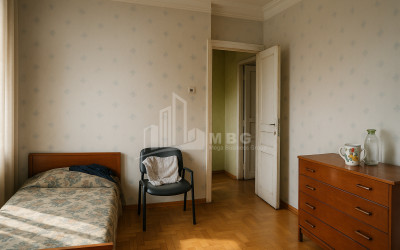 For Sale Old building Flat On Z. Panaskertel Street, საბურთალო