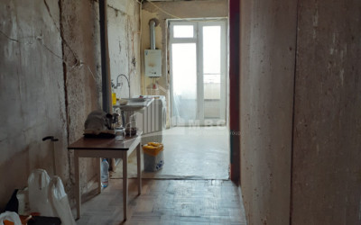 For Sale Old building Flat On Z. Panaskertel Street, საბურთალო