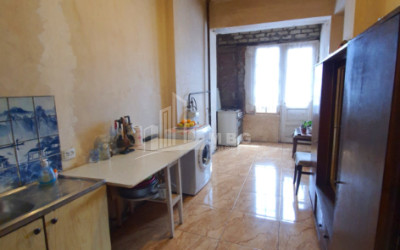 For Sale Old building Flat On M. Burdzgla Street, საბურთალო