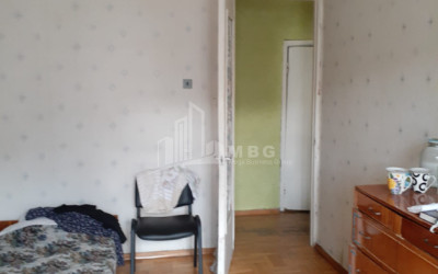 For Sale Old building Flat On Z. Panaskertel Street, საბურთალო