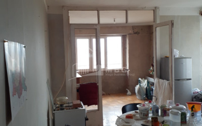 For Sale Old building Flat On Z. Panaskertel Street, საბურთალო