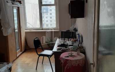 For Sale Old building Flat On Z. Panaskertel Street, საბურთალო